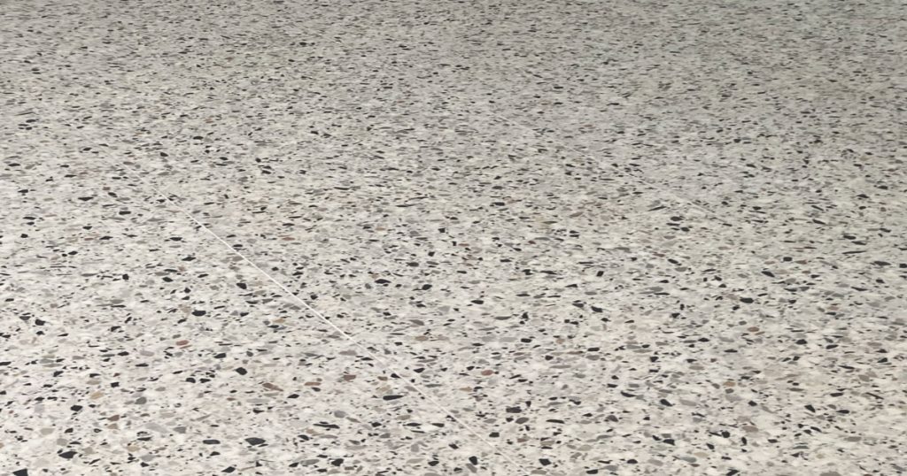 Terrazzo à petits grains discrets
